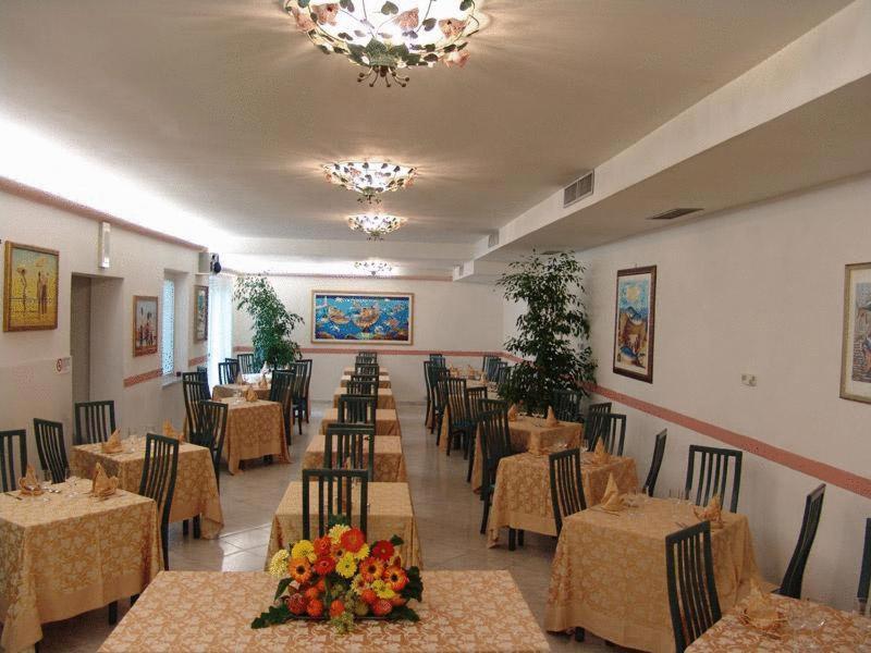 לידו די קאמאיורה Hotel Regina מראה חיצוני תמונה