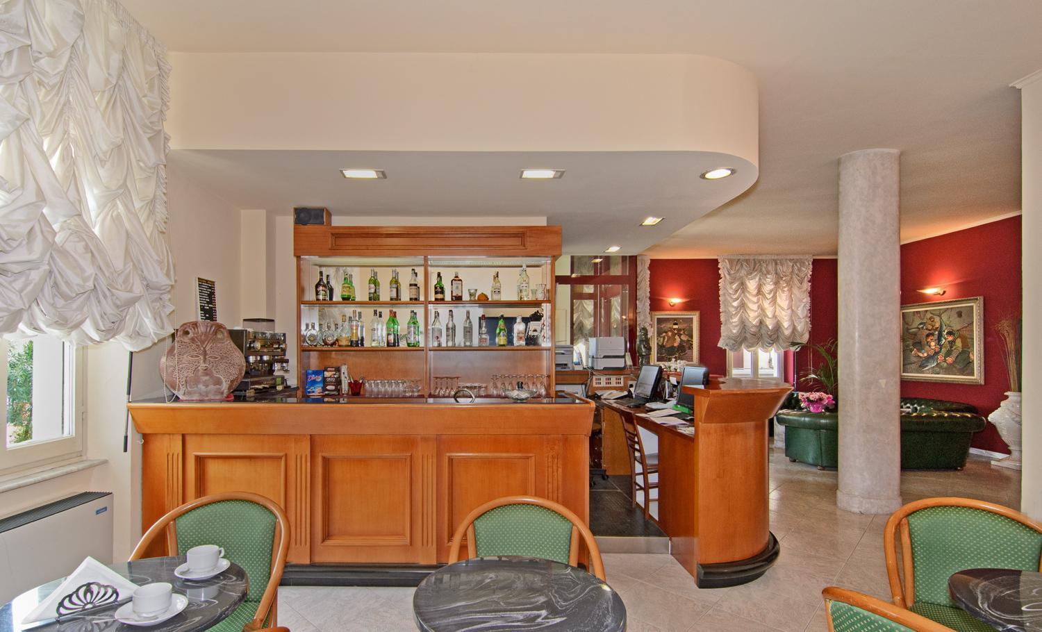 לידו די קאמאיורה Hotel Regina מראה חיצוני תמונה