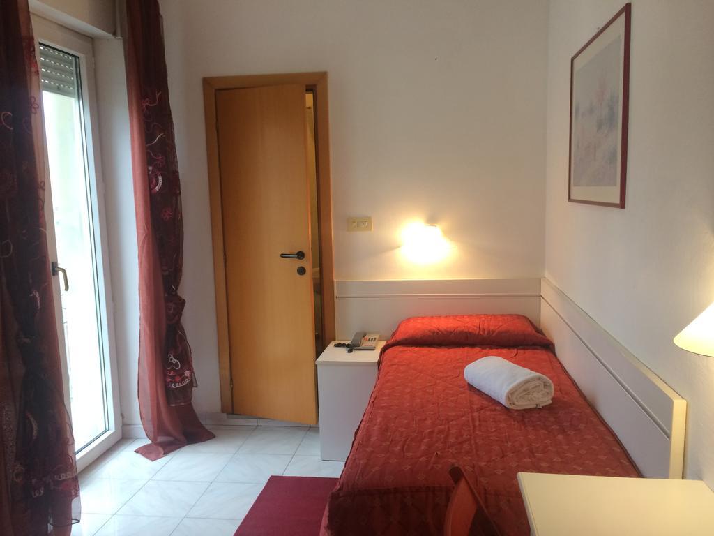 לידו די קאמאיורה Hotel Regina מראה חיצוני תמונה