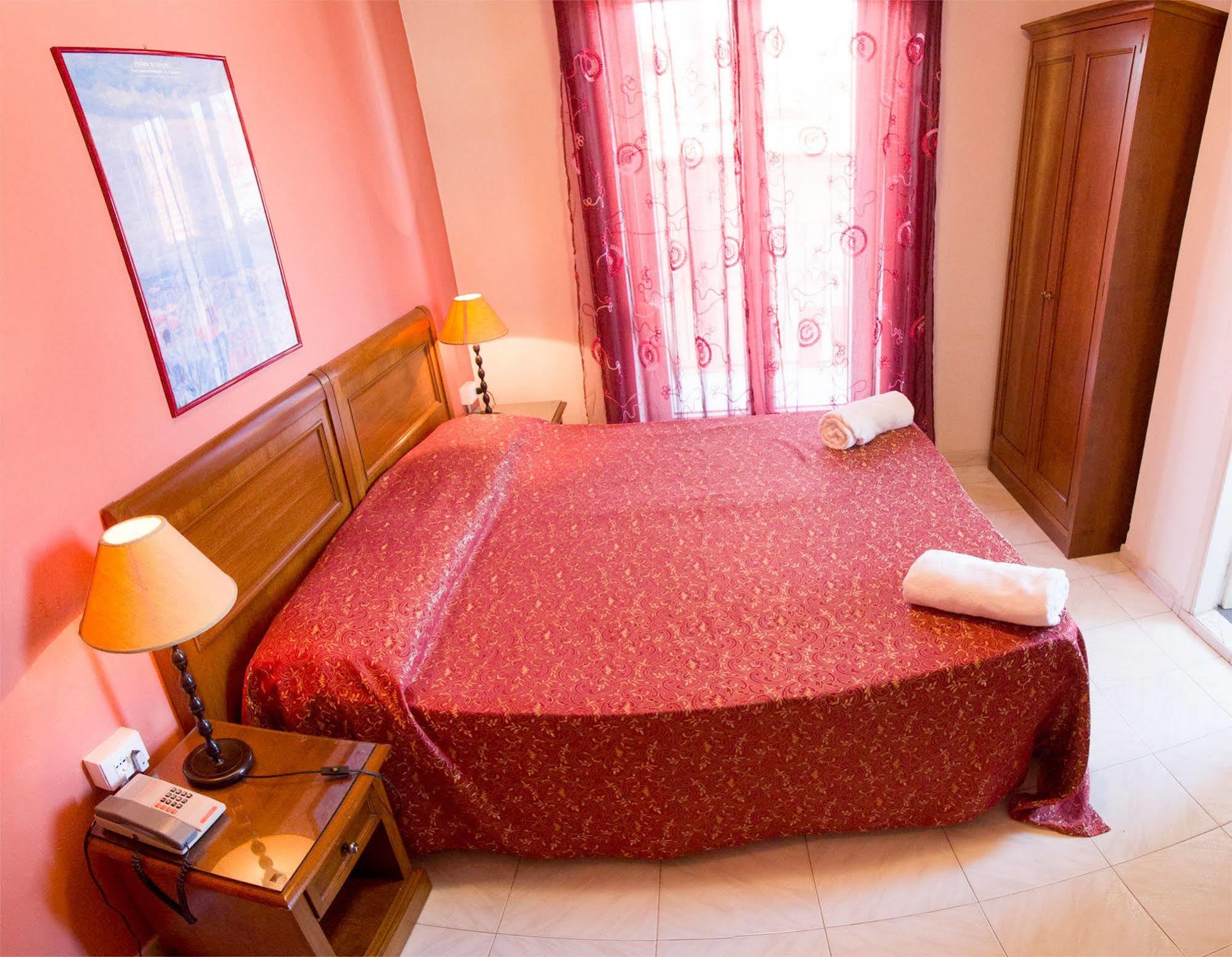 לידו די קאמאיורה Hotel Regina מראה חיצוני תמונה