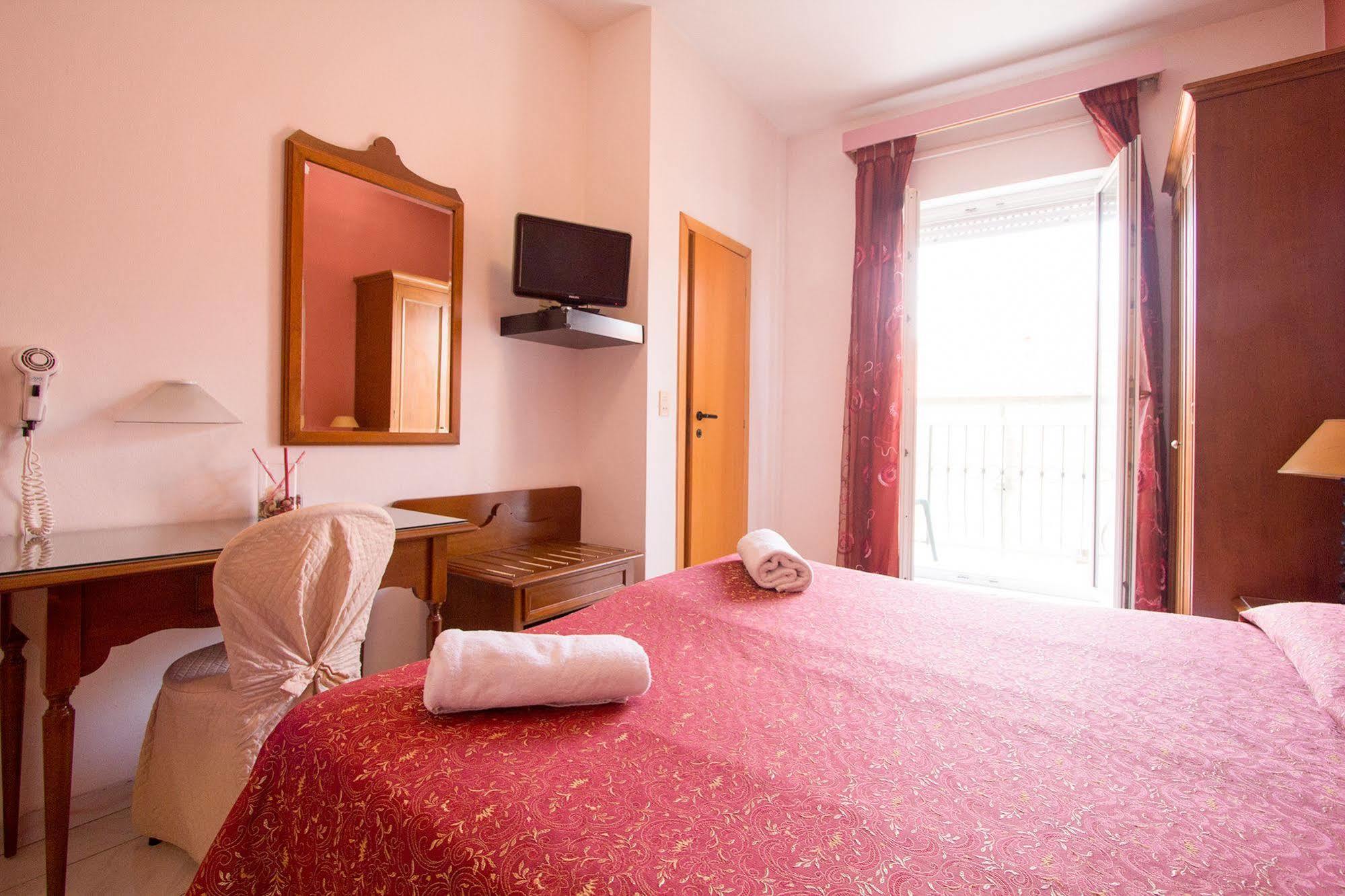לידו די קאמאיורה Hotel Regina מראה חיצוני תמונה