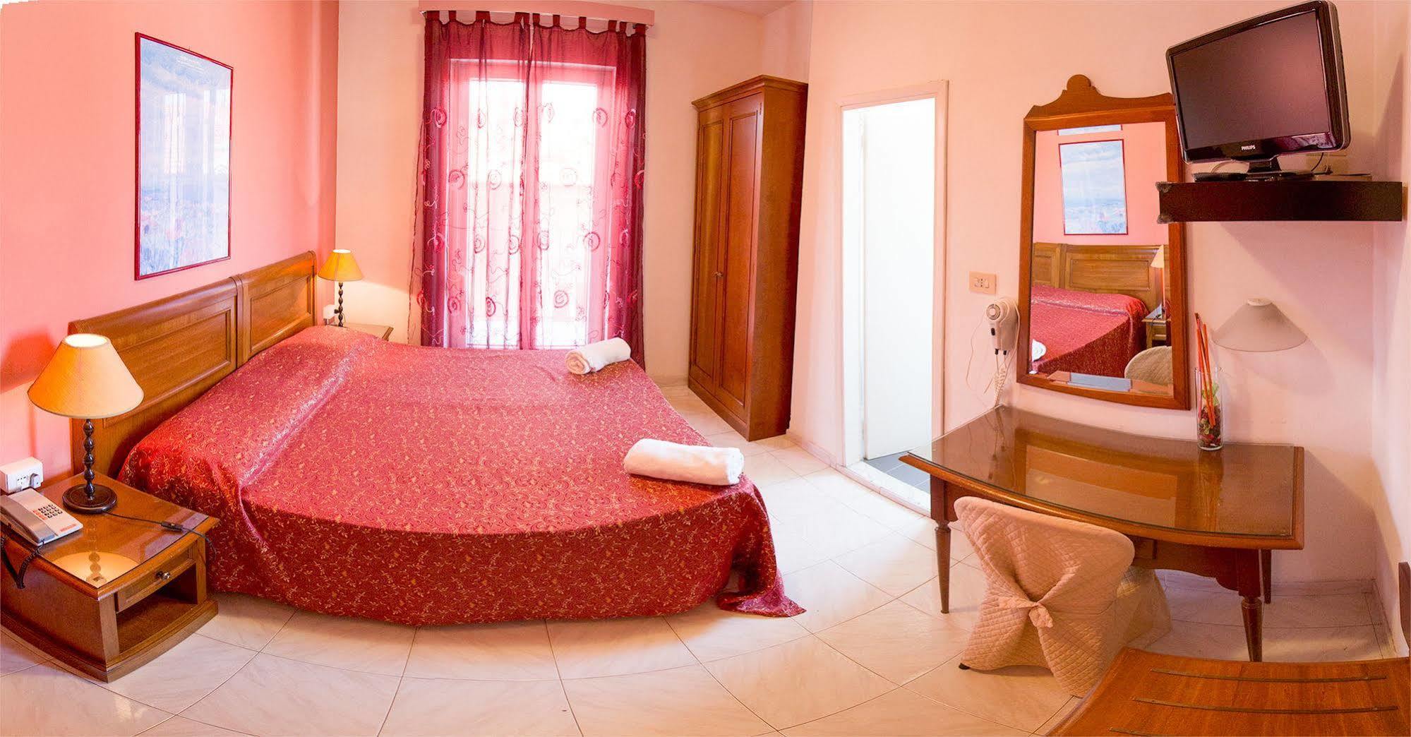 לידו די קאמאיורה Hotel Regina מראה חיצוני תמונה