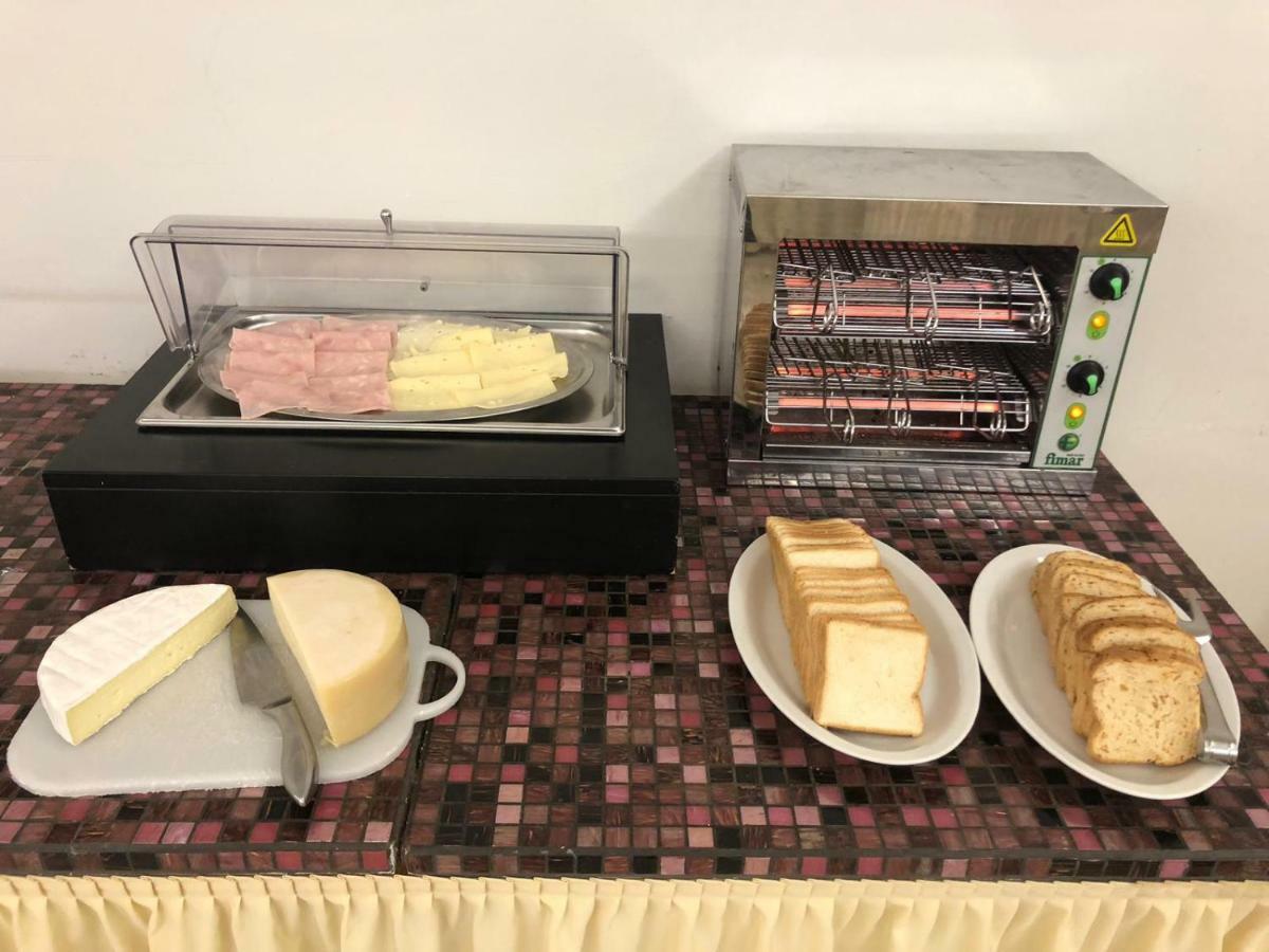 לידו די קאמאיורה Hotel Regina מראה חיצוני תמונה