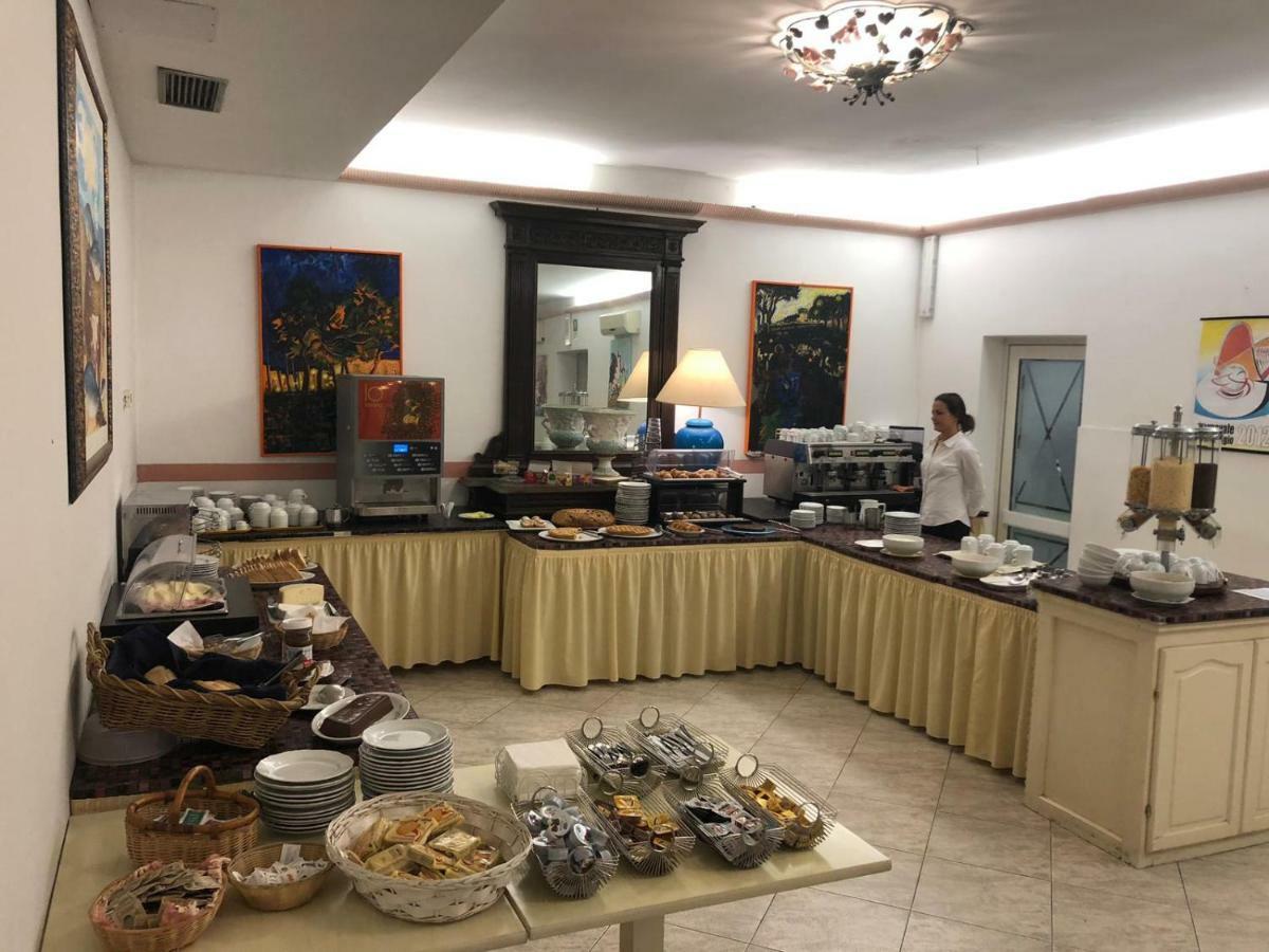 לידו די קאמאיורה Hotel Regina מראה חיצוני תמונה