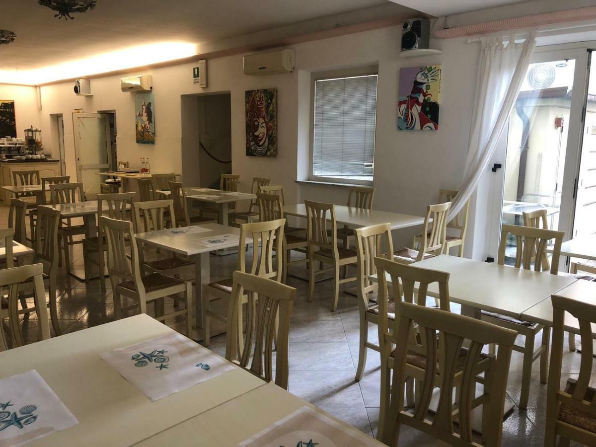 לידו די קאמאיורה Hotel Regina מראה חיצוני תמונה